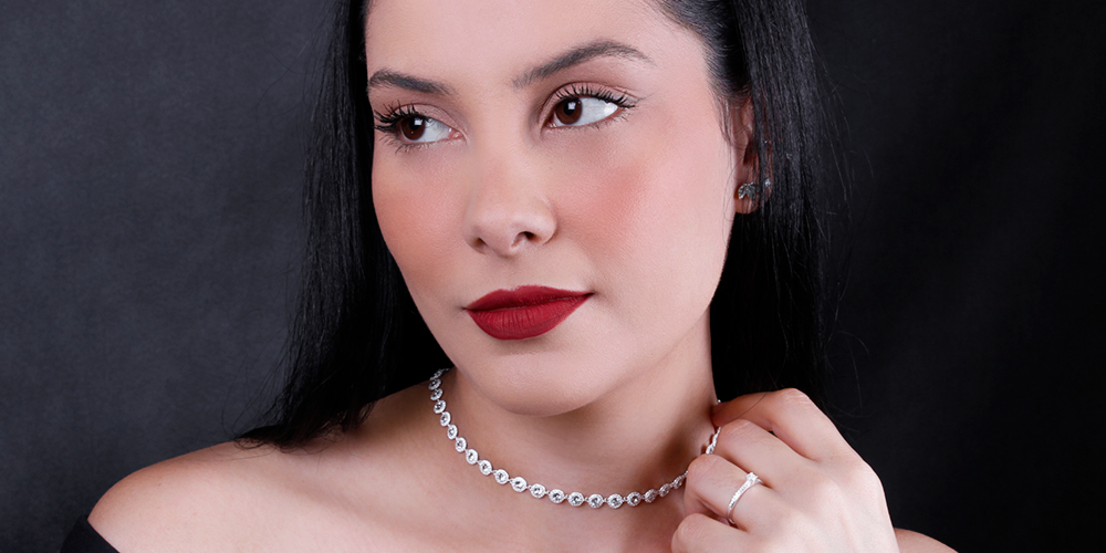 Suavizando Ângulos: Colares Ideais para o Rosto Quadrado - inspiração 3