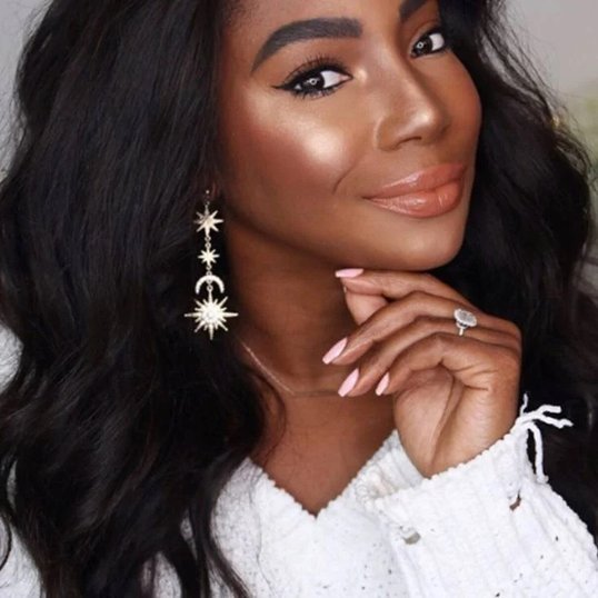 Iluminador: O Toque Final de Brilho Estratégico - inspiração 1