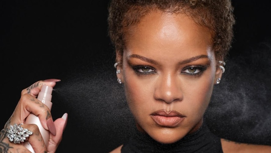 Como o Fixador Pode Salvar Sua Maquiagem na Praia ou Piscina - inspiração 1