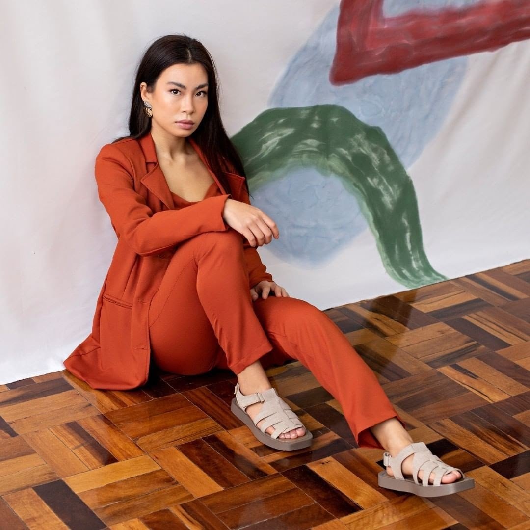 Ocre e Mostarda: Ilumine Seu Look com Pontos de Cor - inspiração 1