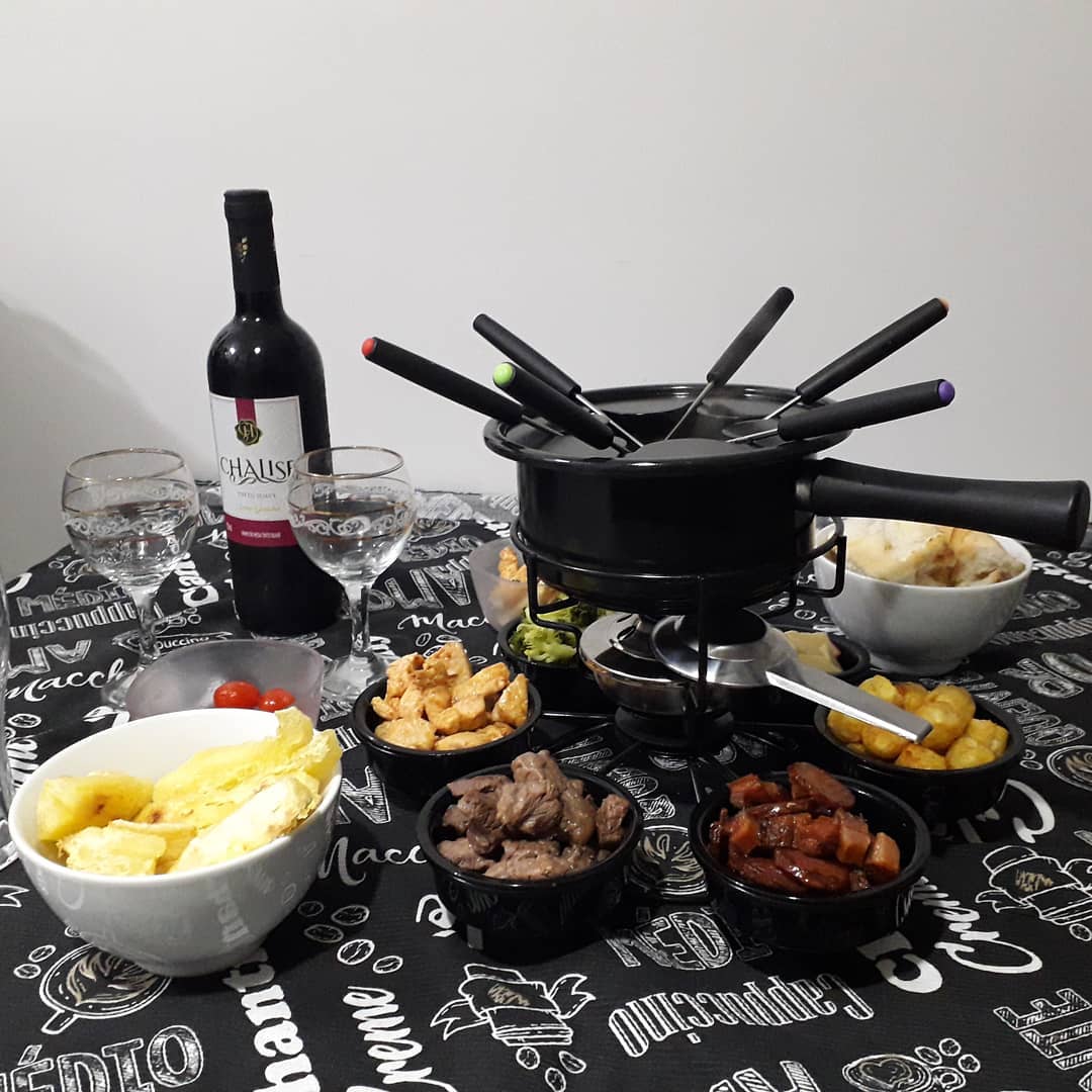 O Equipamento Essencial: Panela, Fogareiro e Garfos para Fondue - inspiração 1
