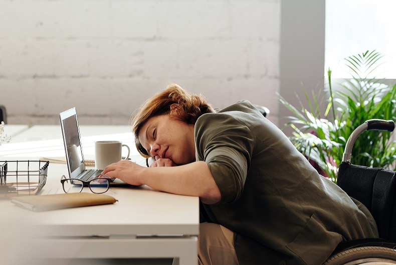 Invista em um ritual relaxante antes de dormir: leitura, banho morno ou meditação. - inspiração 1