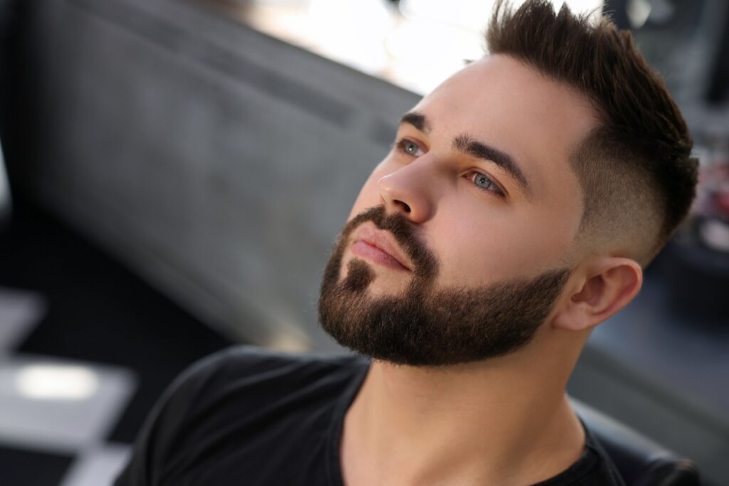 melhores cortes de cabelo e barba para rosto oval