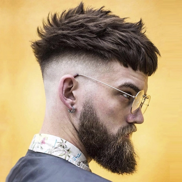 melhores cortes de cabelo e barba para rosto oval