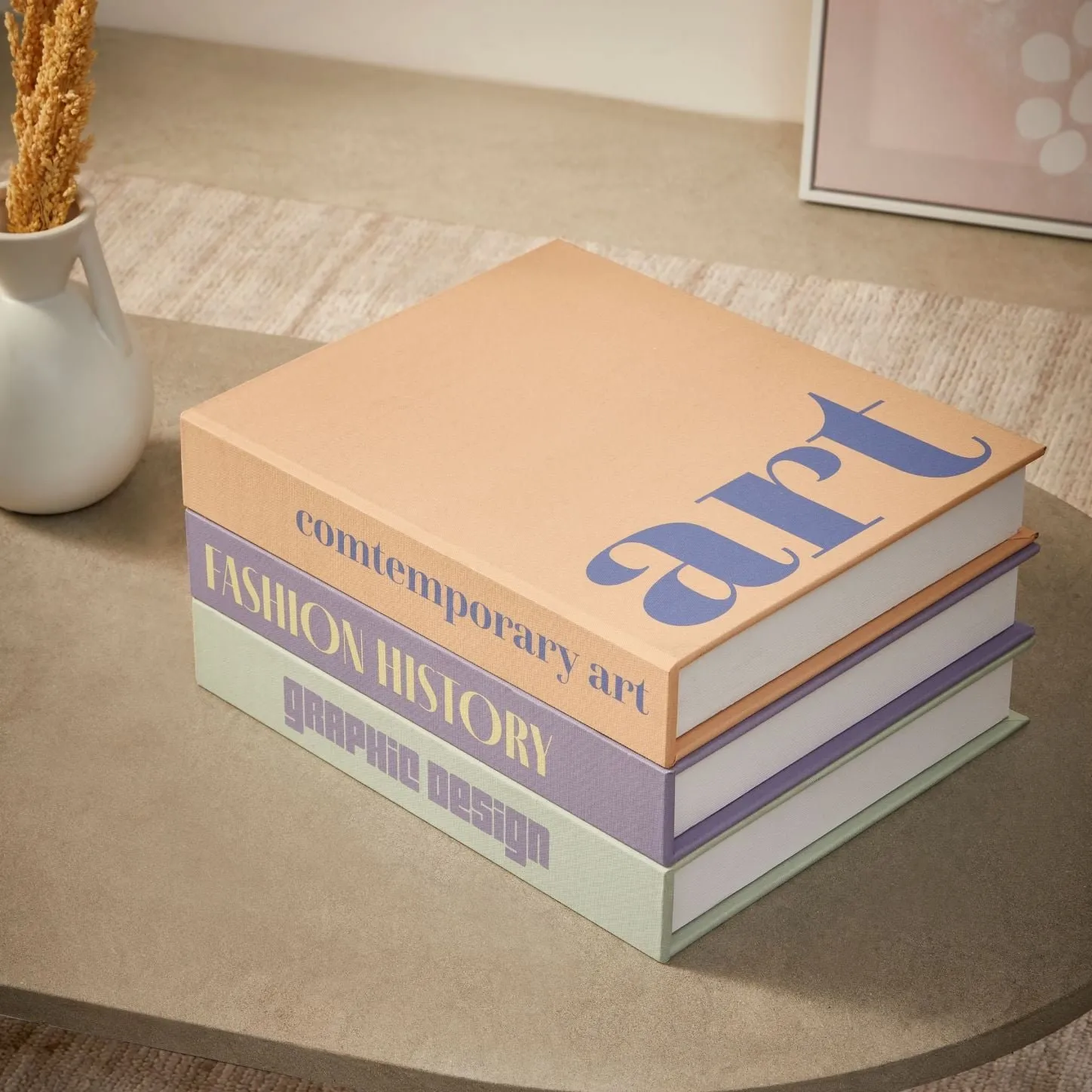 Como usar caixas decorativas estilo livro na sua sala de estar