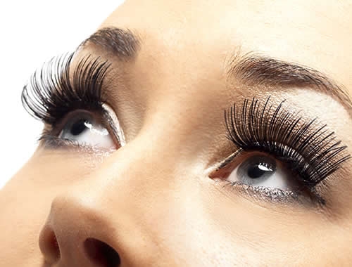 Os perigos das misturas caseiras para remover cílios postiços