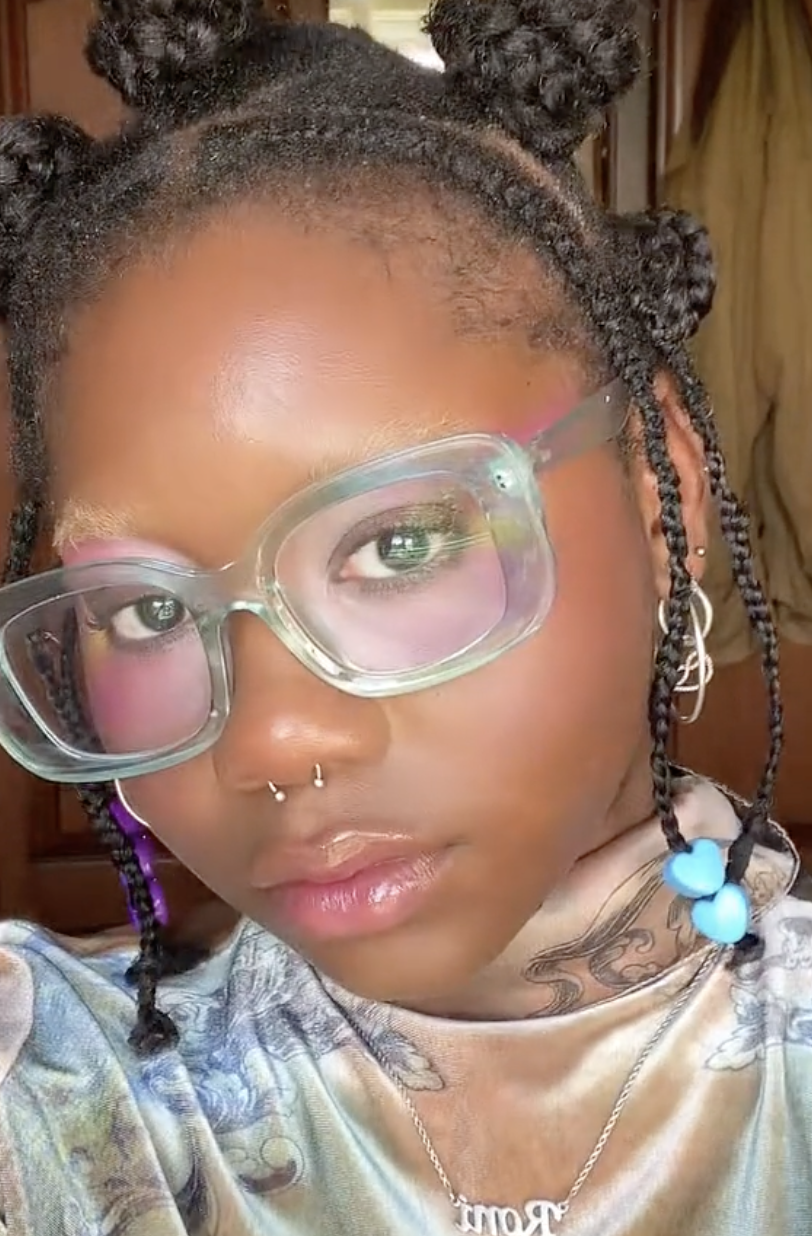 Maquiagem para fotos usando óculos