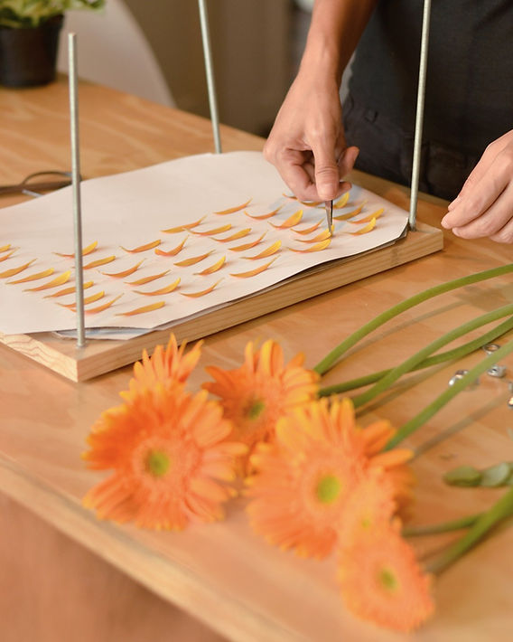 como fazer um quadro de flores secas