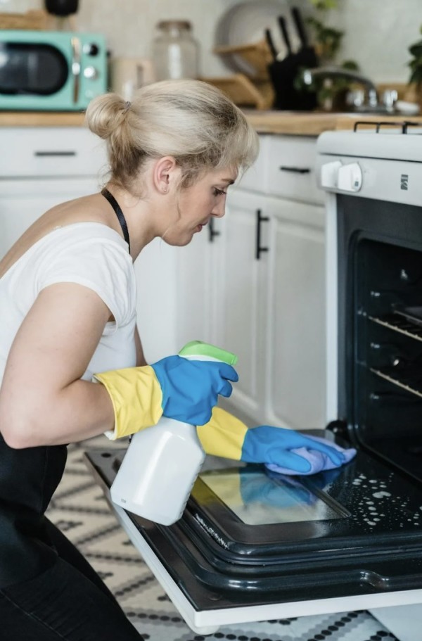 erros comuns ao limpar exaustor de cozinha que pioram a gordura