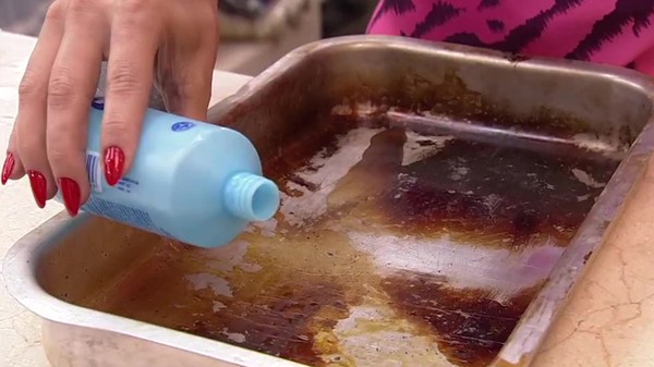 como limpar tabuleiro gordura