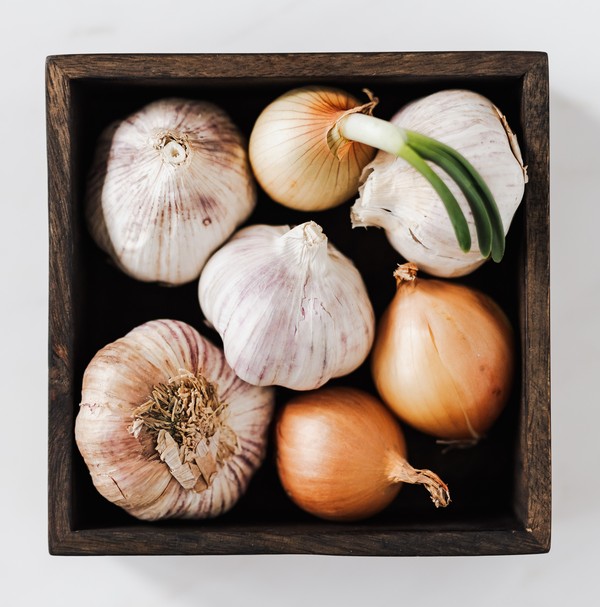 melhores truques para eliminar cheiro alho cebola mãos