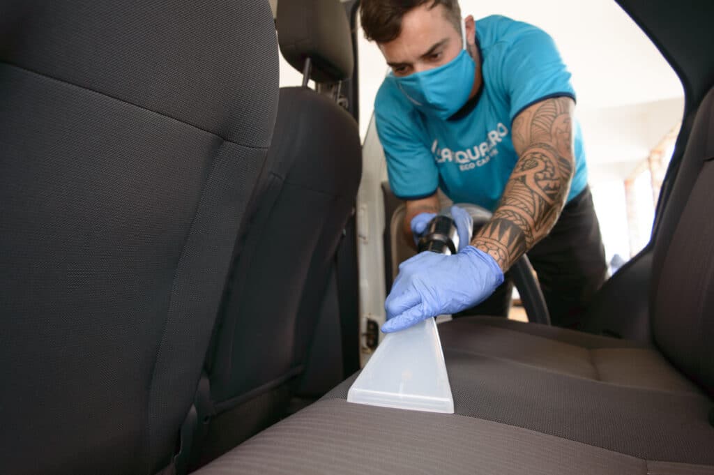 melhores produtos para tirar cheiro de vomito do carro