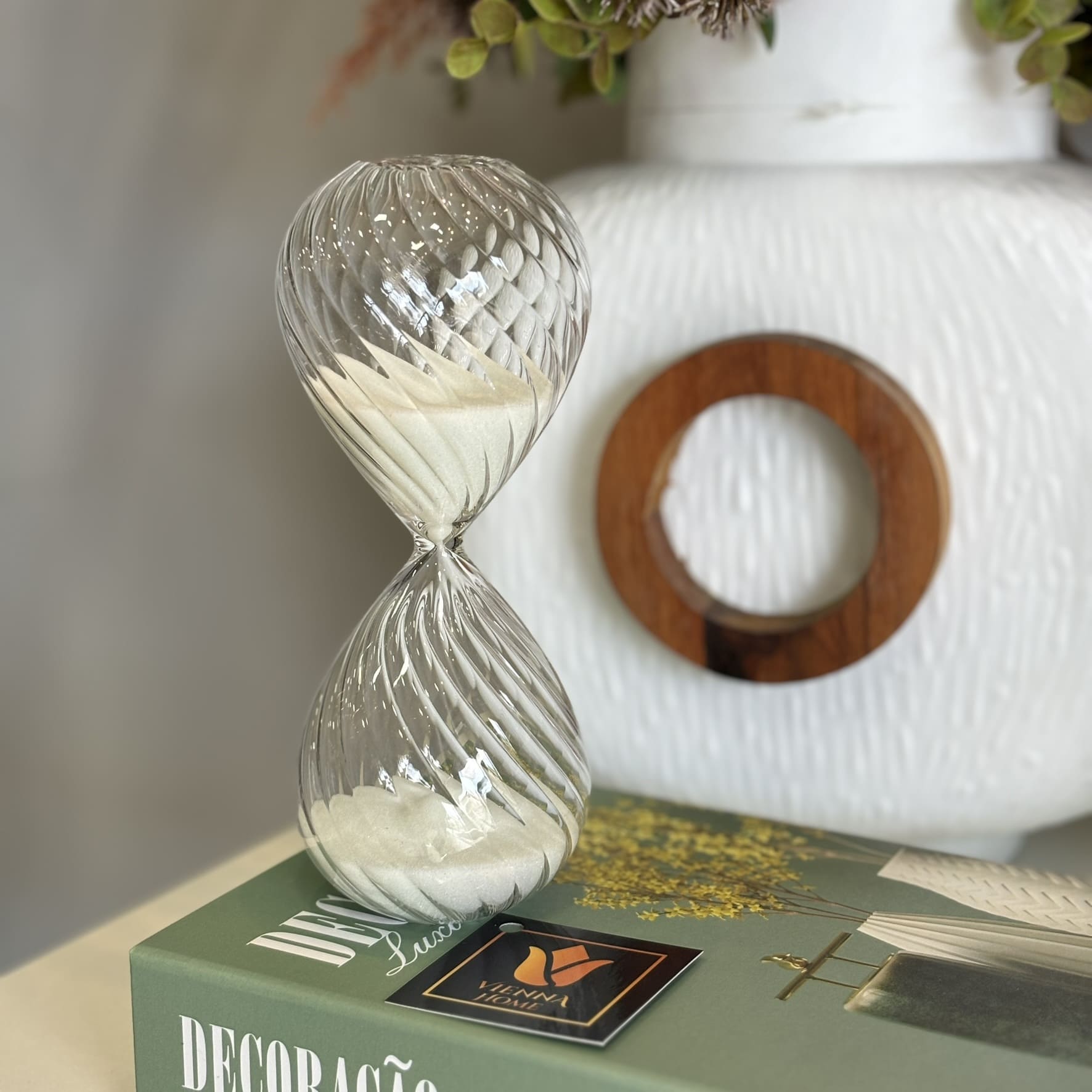 5 Ideias de Composição com Ampulhetas para sua Estante