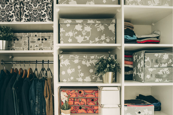 como fazer nichos de parede com caixas de papelão