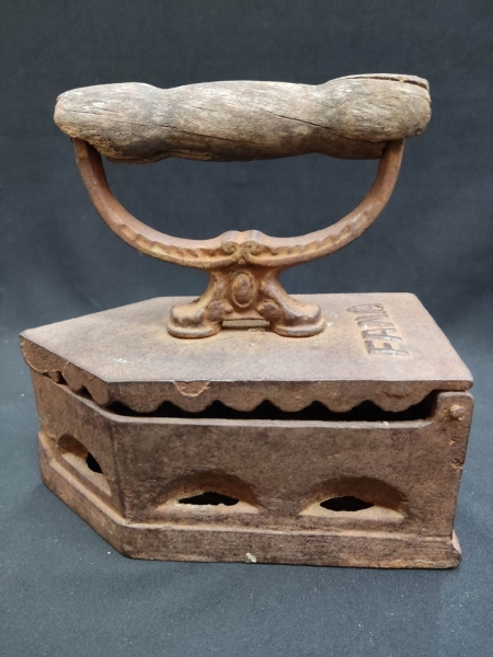 decoração com ferros de passar antigos