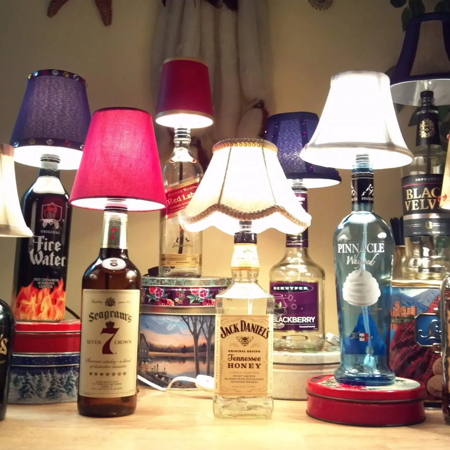 ideias de decoração com garrafa de whisky para sala