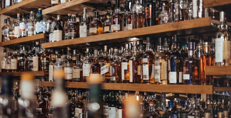 ideias de decoração com garrafa de whisky para sala