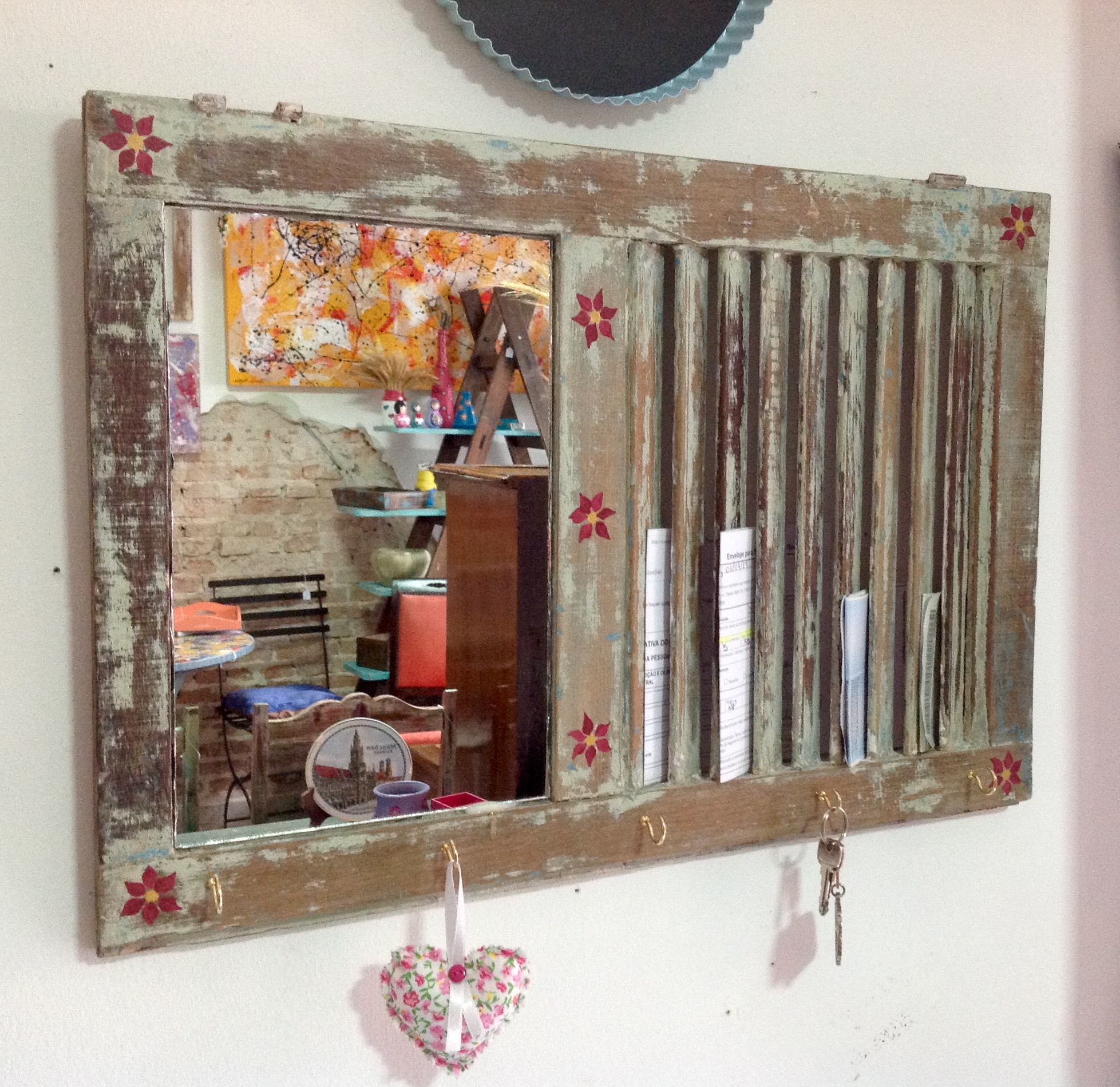 Janelas antigas em móveis funcionais: criatividade e sustentabilidade