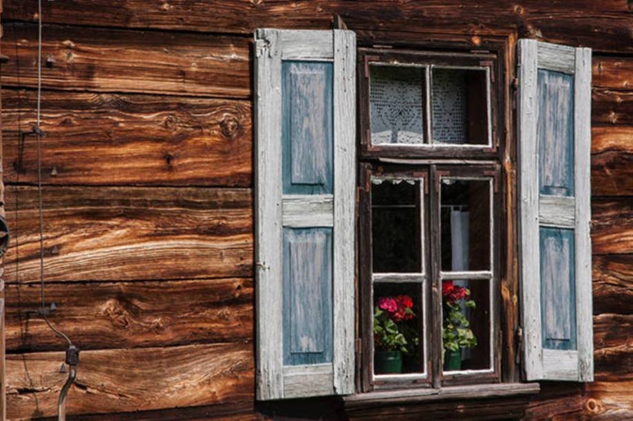 Janelas antigas em móveis funcionais: criatividade e sustentabilidade