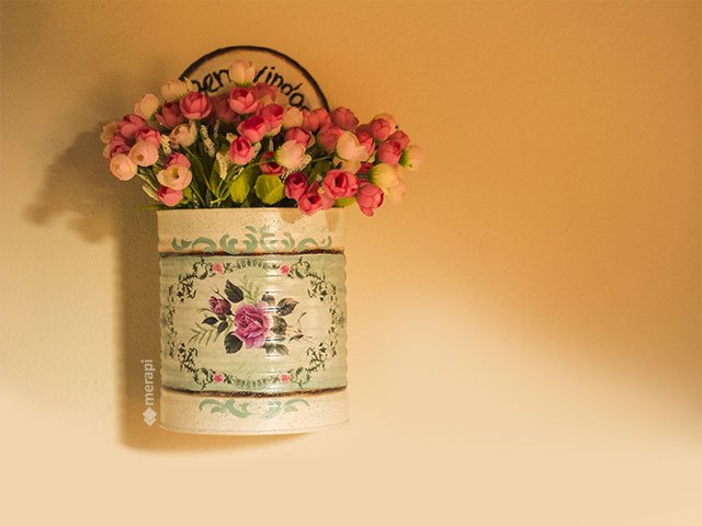 latas decoradas vs. vasos de cerâmica para plantas
