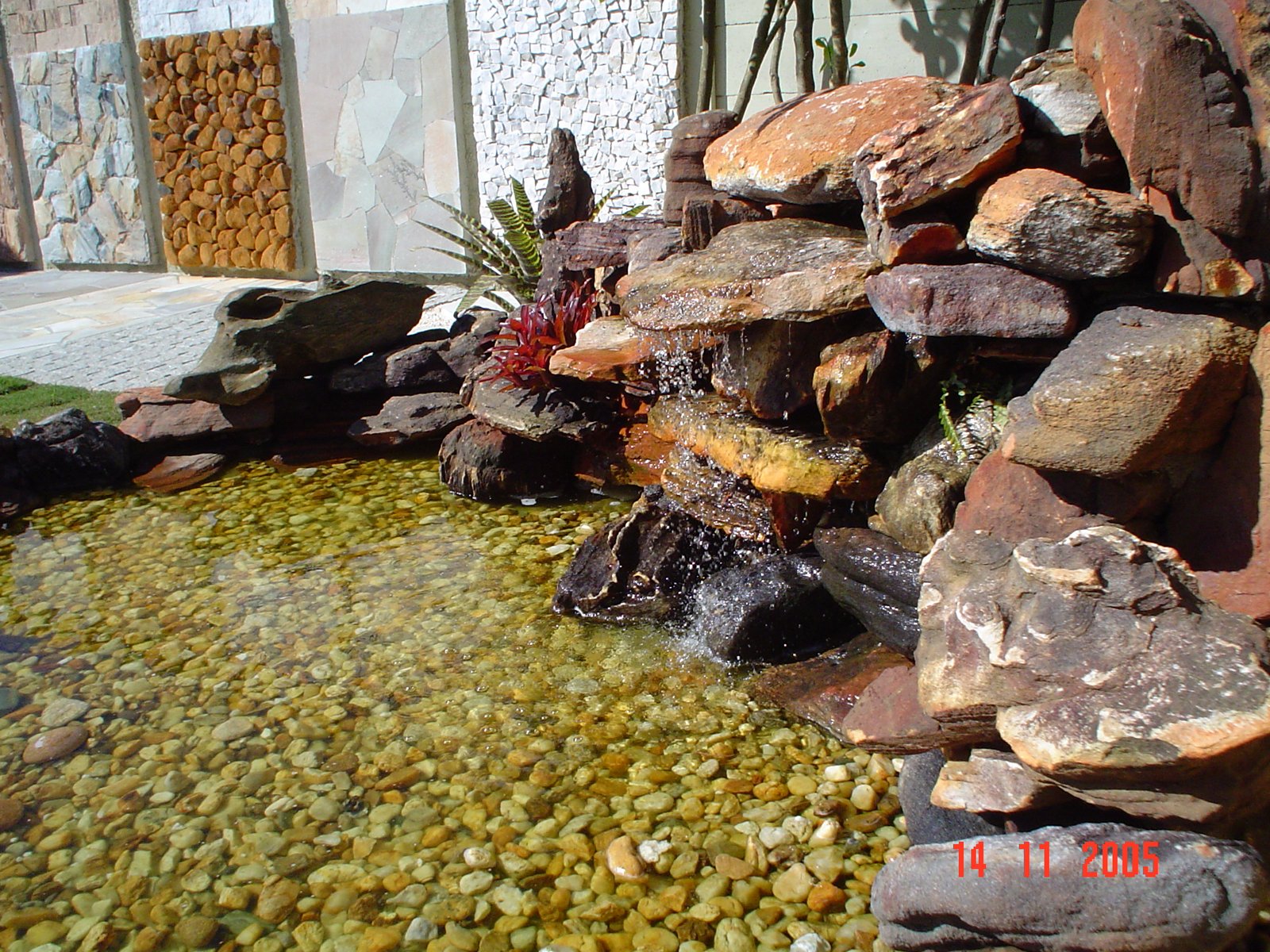 decorar banheiro com seixos de rio