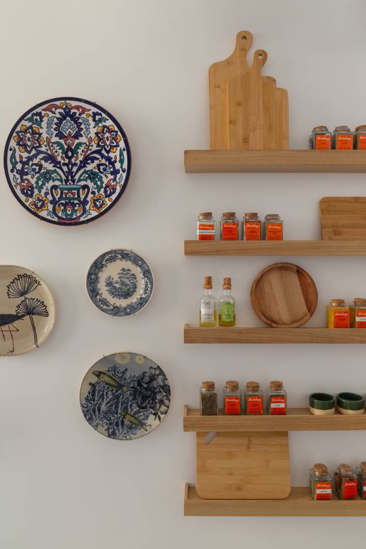 decoração com pratos na parede