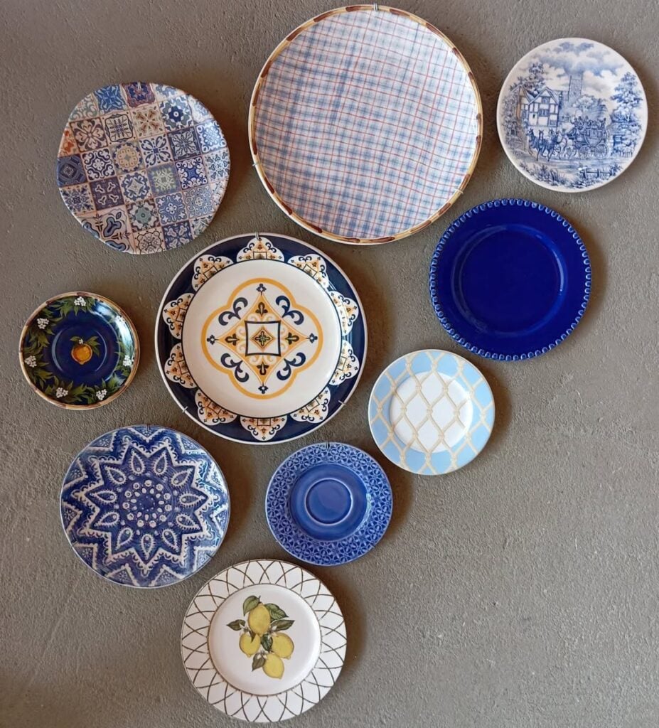 decoração com pratos na parede
