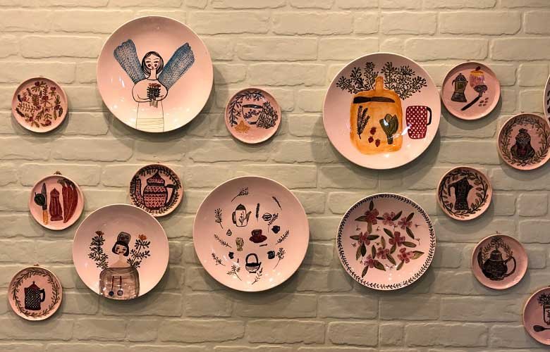 decoração com pratos na parede