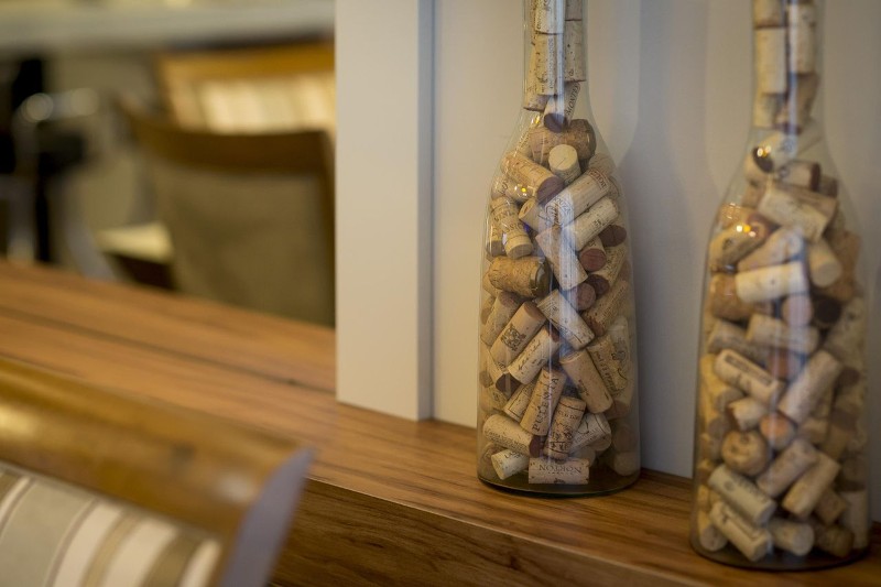 rolhas de vinho branco vs rolhas de vinho tinto para decoração