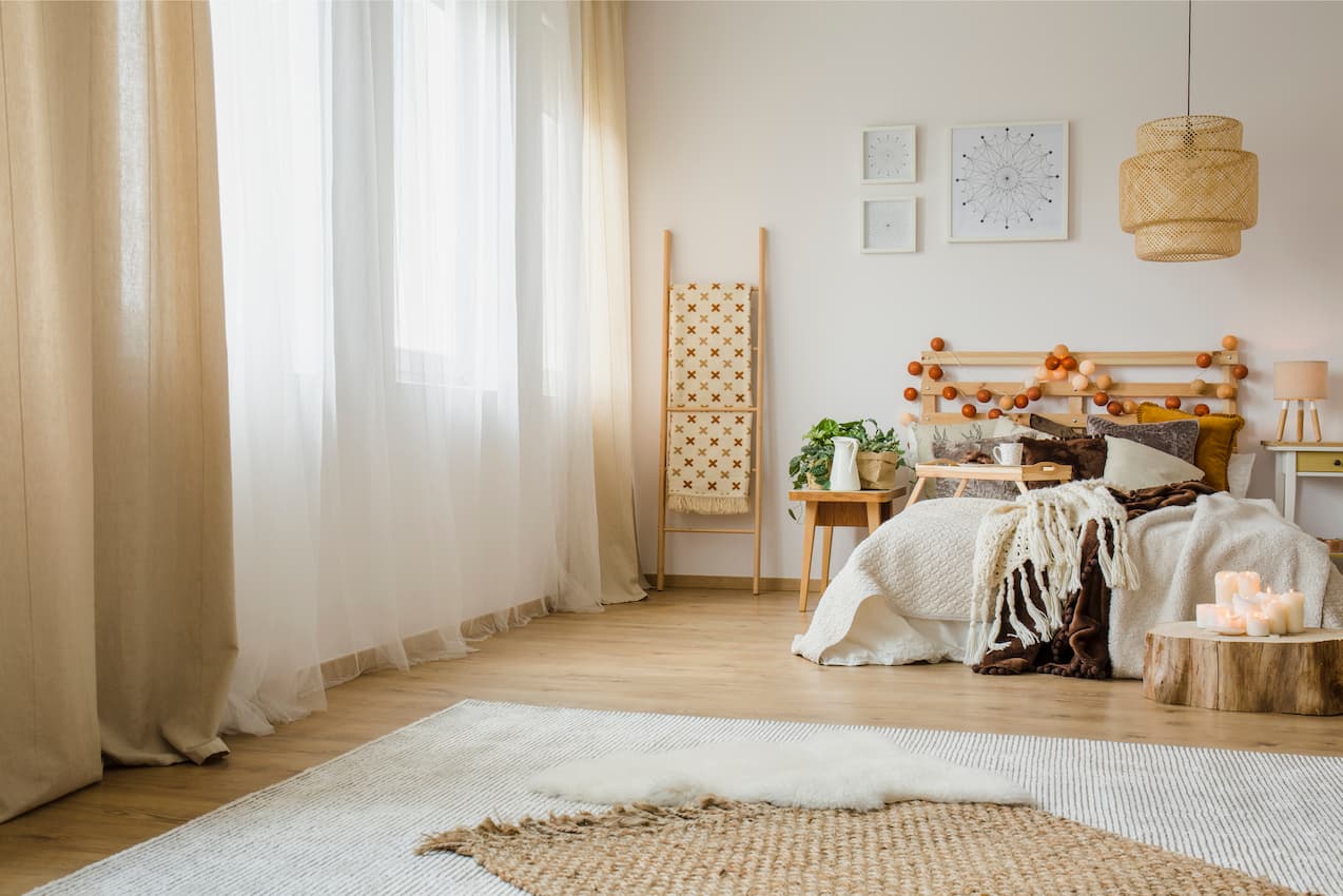 Decoração Boho Chic: A Arte de Sobrepor Tapetes com Estilo