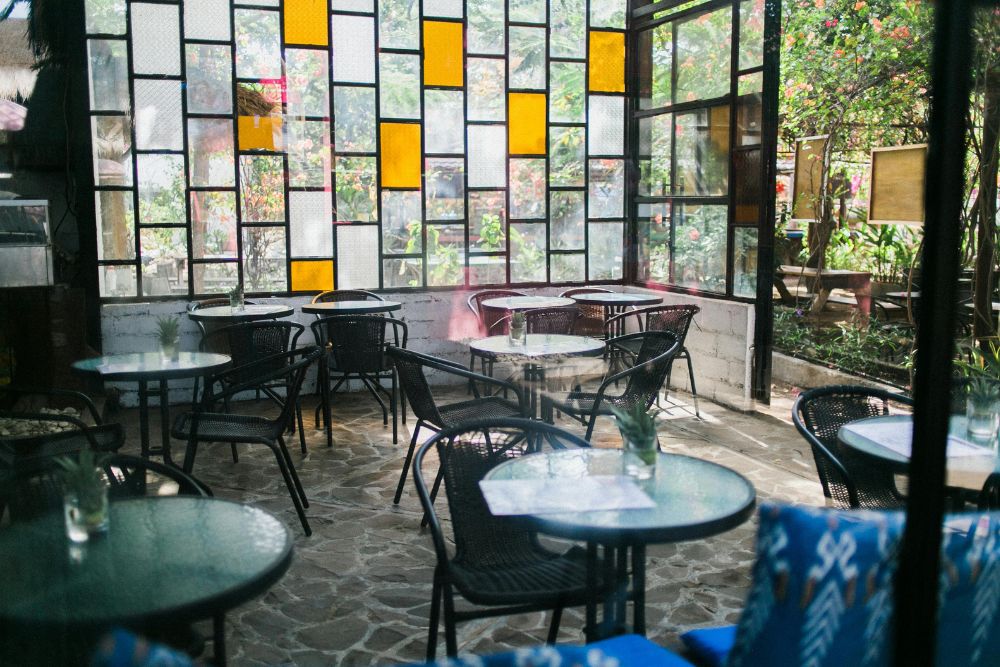 ideias de decoração com vidros coloridos para sala