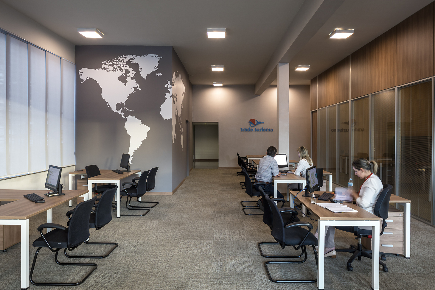 decoração agência viagens moderna versus vintage