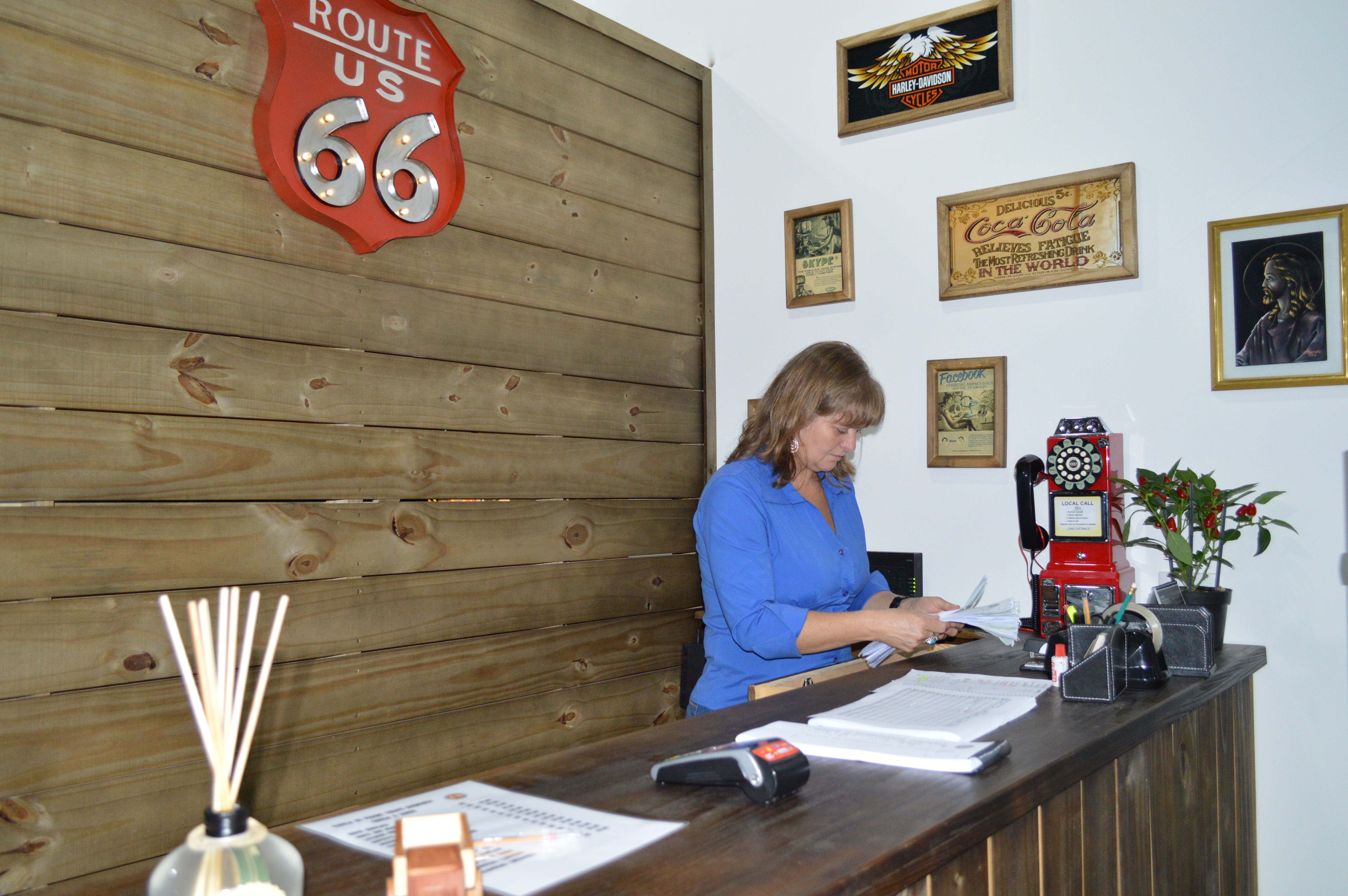 Guia completo de quadros e placas decorativas para barbearias retrô