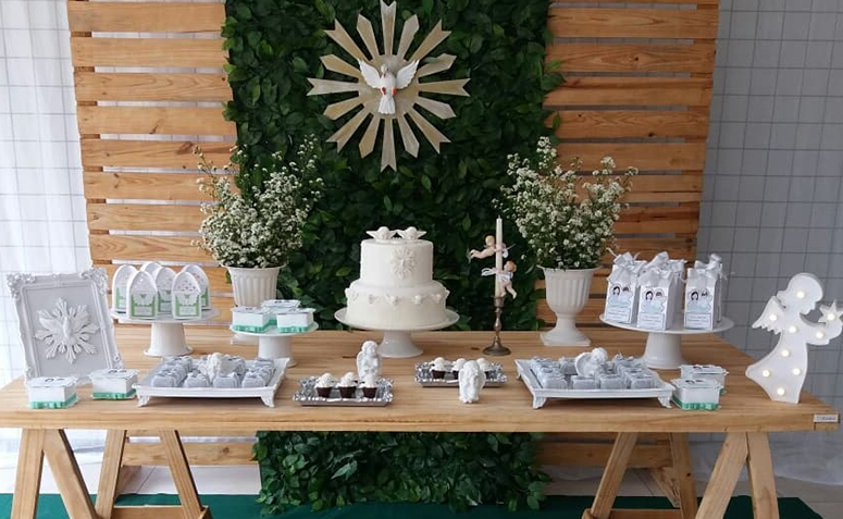 como fazer anjinhos de feltro para decoração de batizado