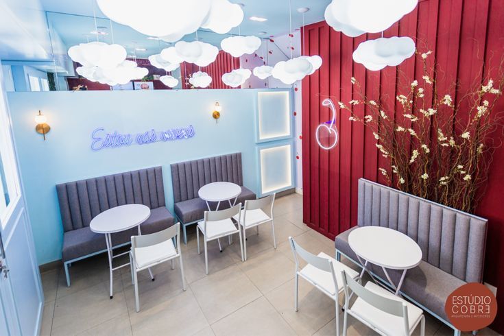 5 ideias de títulos para posts sobre tendências de decoração de confeitarias em 2026:
1. Confeitaria dos Sonhos: As Tendências de Decoração que Vão Dominar 2026
2. Do Vintage ao Minimalismo Quente: Transforme sua Confeitaria em 2026
3. Cores e Texturas que Vendem: A Psicologia da Decoração para Confeitarias em 2026
4. Biofilia e Art Déco: Os Estilos Inesperados para sua Confeitaria em 2026
5. Pequenos Detalhes