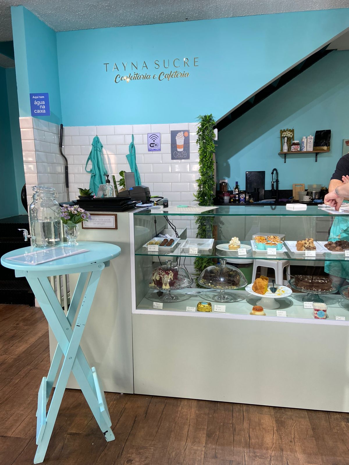 5 ideias de títulos para posts sobre tendências de decoração de confeitarias em 2026:
1. Confeitaria dos Sonhos: As Tendências de Decoração que Vão Dominar 2026
2. Do Vintage ao Minimalismo Quente: Transforme sua Confeitaria em 2026
3. Cores e Texturas que Vendem: A Psicologia da Decoração para Confeitarias em 2026
4. Biofilia e Art Déco: Os Estilos Inesperados para sua Confeitaria em 2026
5. Pequenos Detalhes