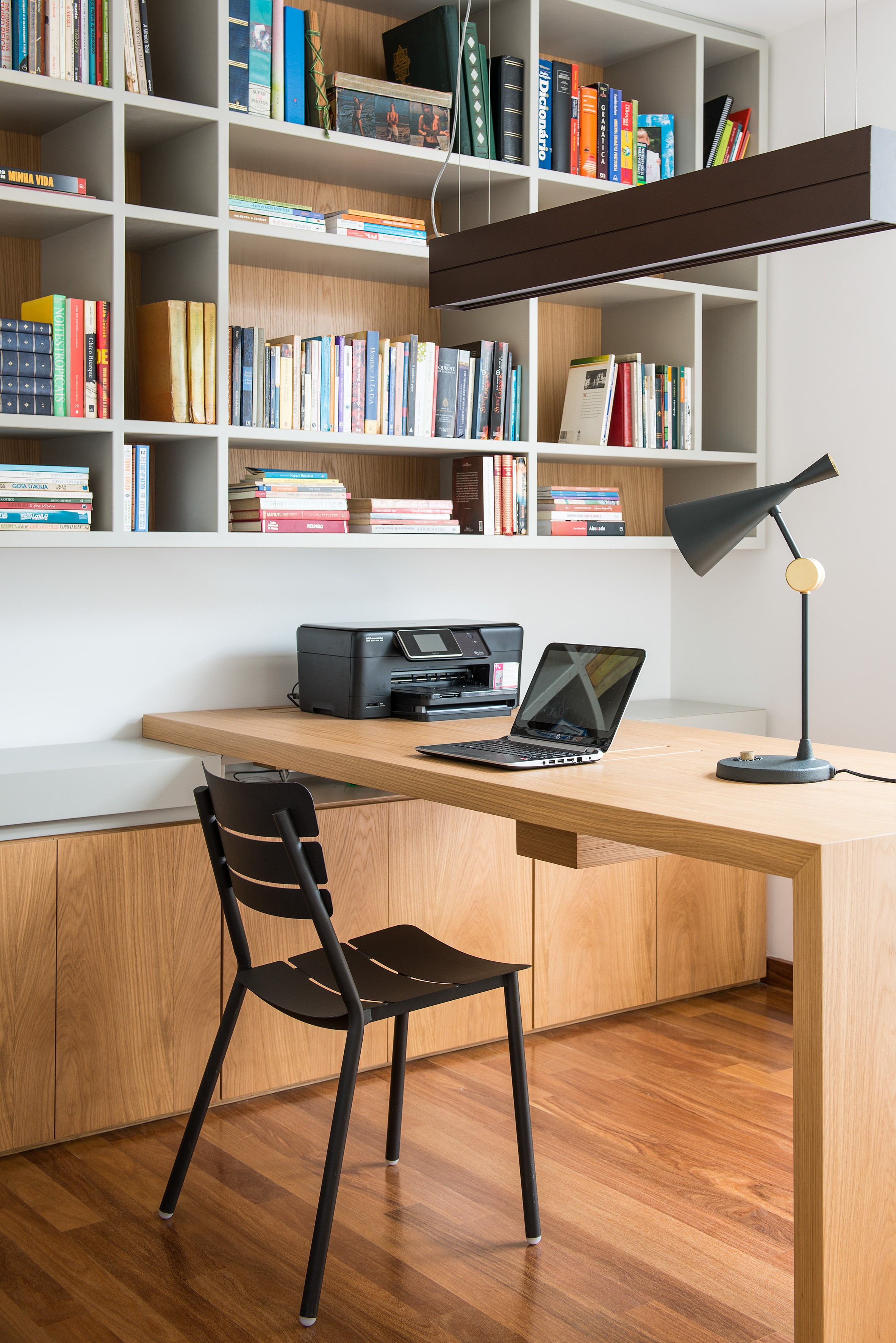 decoração escritório de arquitetura pequeno com plantas