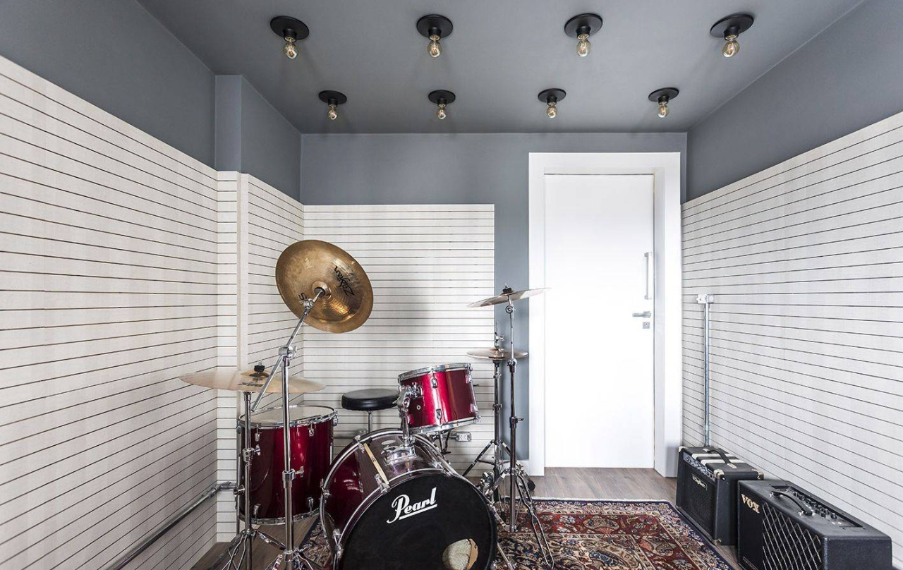 5 Dicas Essenciais para a Decoração de Estúdios Musicais
Como Otimizar a Acústica e Estética do seu Home Studio
Guia Completo: Mobiliário e Organização para Estúdios
Iluminação e Cores: Criando a Atmosfera Perfeita para seu Estúdio
Decoração DIY para Estúdios Musicais: Economia e Estilo