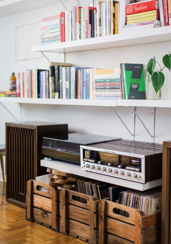 5 Dicas Essenciais para a Decoração de Estúdios Musicais
Como Otimizar a Acústica e Estética do seu Home Studio
Guia Completo: Mobiliário e Organização para Estúdios
Iluminação e Cores: Criando a Atmosfera Perfeita para seu Estúdio
Decoração DIY para Estúdios Musicais: Economia e Estilo