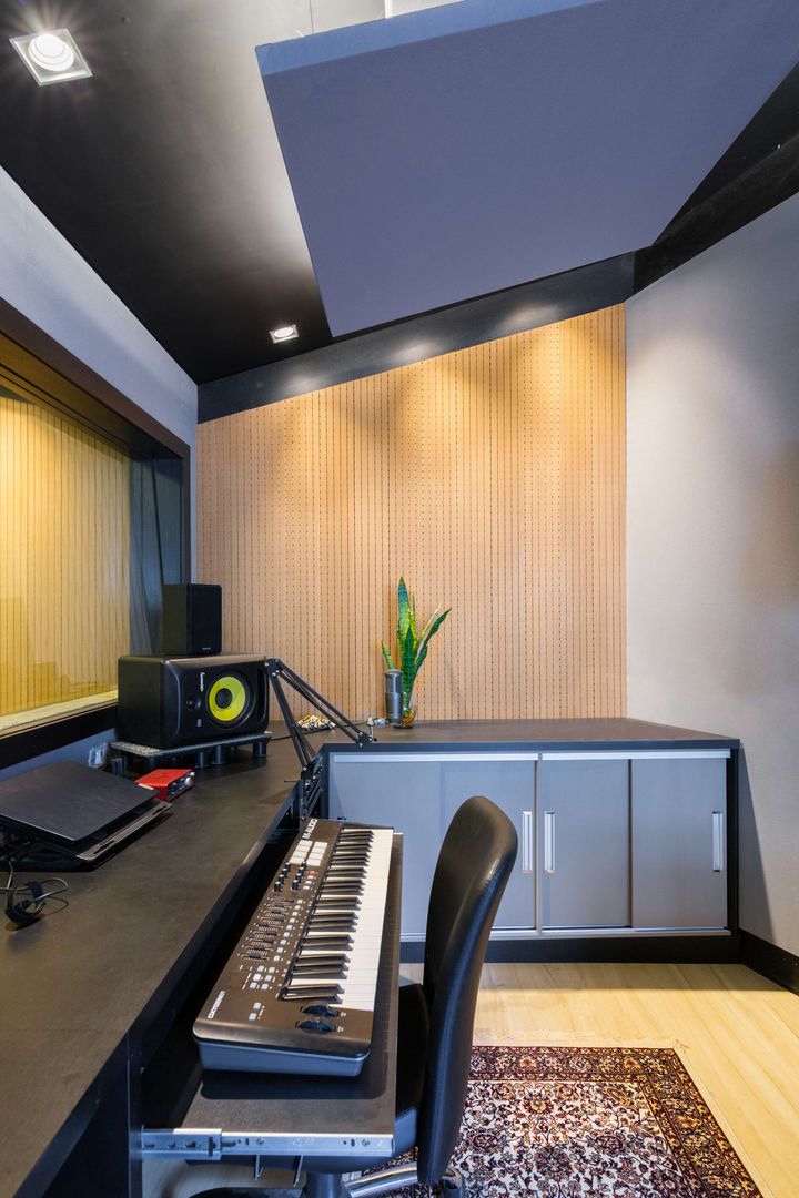 5 Dicas Essenciais para a Decoração de Estúdios Musicais
Como Otimizar a Acústica e Estética do seu Home Studio
Guia Completo: Mobiliário e Organização para Estúdios
Iluminação e Cores: Criando a Atmosfera Perfeita para seu Estúdio
Decoração DIY para Estúdios Musicais: Economia e Estilo