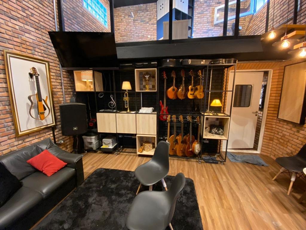 5 Dicas Essenciais para a Decoração de Estúdios Musicais
Como Otimizar a Acústica e Estética do seu Home Studio
Guia Completo: Mobiliário e Organização para Estúdios
Iluminação e Cores: Criando a Atmosfera Perfeita para seu Estúdio
Decoração DIY para Estúdios Musicais: Economia e Estilo
