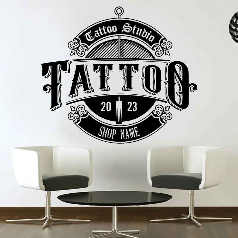 estúdio de tatuagem com área de espera confortável