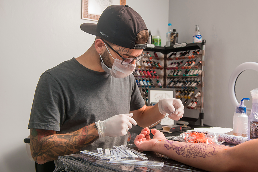 estúdio de tatuagem com foco em higiene