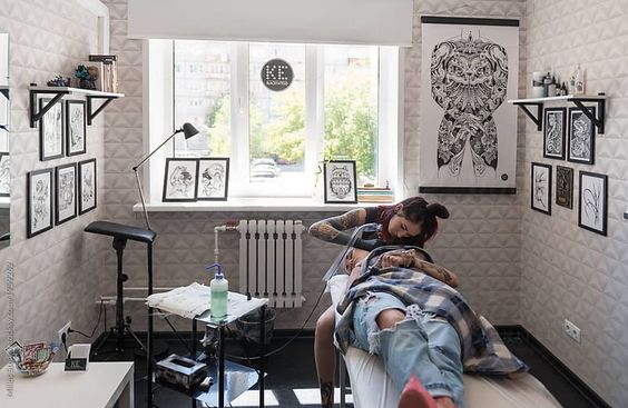 decoração recepção estúdio de tatuagem