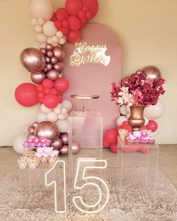 decoracao de festa simples com baloes vs papel crepom