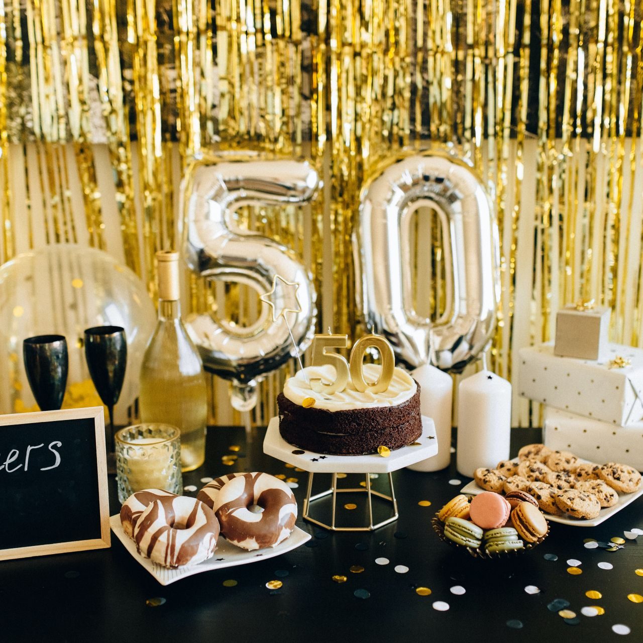 decoracao de festa simples com baloes vs papel crepom