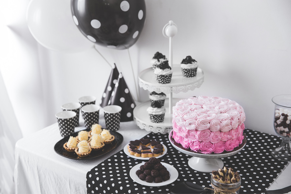 decoracao de festa simples com baloes vs papel crepom