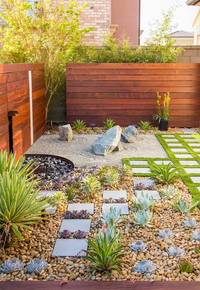 jardim com pedras e plantas