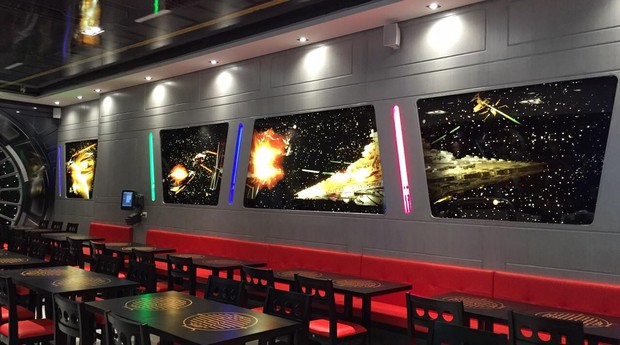 como usar neon na decoração de lanchonete