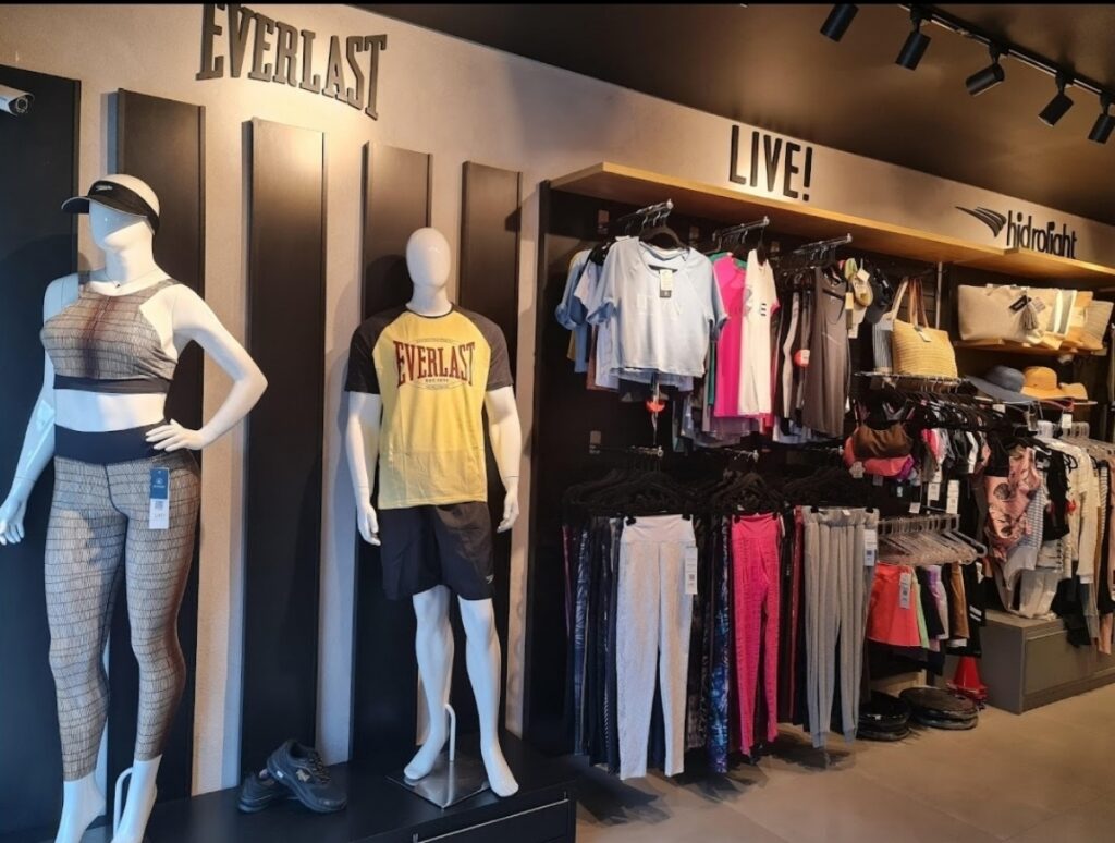 decoração loja artigos esportivos vs loja de roupas